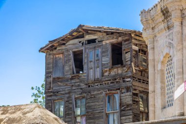Eski Terk Edilmiş Ahşap Ev Tarihi Taş Binanın yanında
