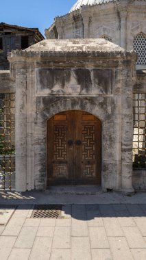 Ferhat Paşa Anıt Mezarının Tahta Kapılı Tarihi Giriş Kapısı