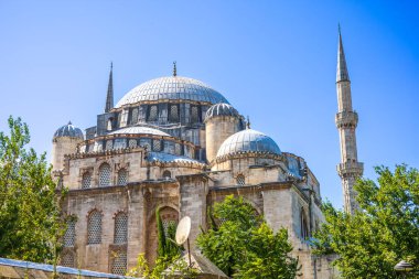 İstanbul 'daki Bahçe Kemeri' nin Çerçevelediği Kubbeli ve Minareli Şehzade Camii