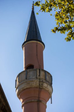 Mavi Gökyüzü Arkaplanlı Tarihi Cami Minaresi