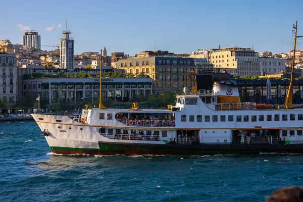 İstanbul Feribotu Gökdelen Kenti ile Boğaz 'da