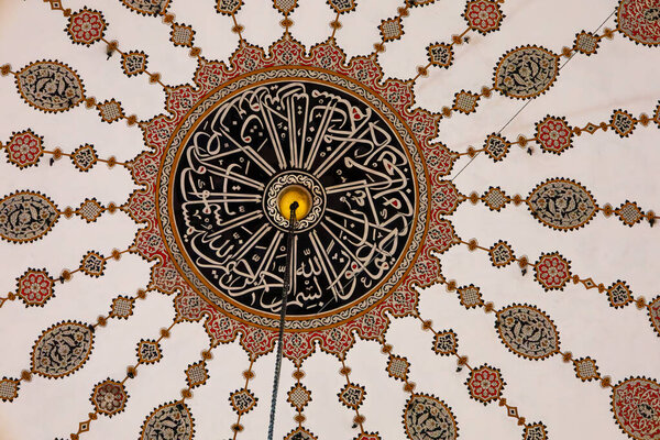 Исламская каллиграфия и орнаментальное украшение купола