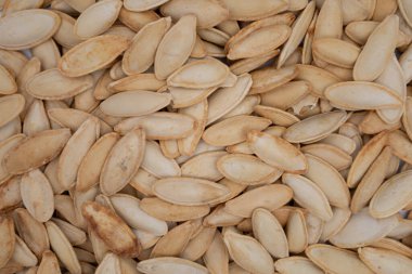 Kavrulmuş kabak çekirdeği yığını.