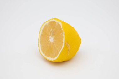 Beyaz arka planda yarım limon.