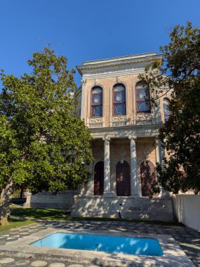 İstanbul 'da Havuz ve Ağaçlı Tarihi Mekanik Pavyonu