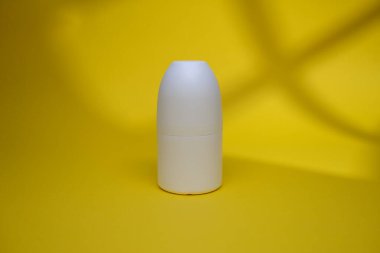 Sarı Arkaplanda Beyaz Deodorant Tekerlekli Şişe