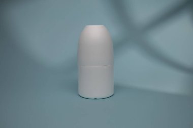 Minimalist Beyaz Deodorant Roller Serin Mavi Arkaplanda