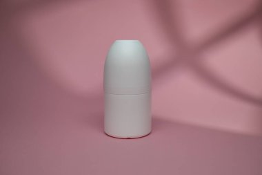 Beyaz Deodorant Pembe Arkaplanda Paten Şişesi