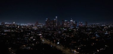 Hollywood Hills şehir Los Angeles görünümünü. Interstate 101 ön planda gösterilir.