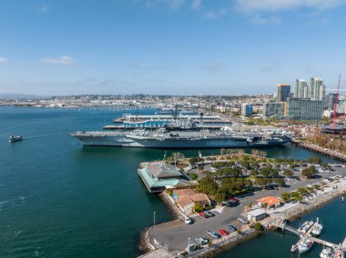 Kudretli USS Midway. Amerikan Donanması 'nın bir uçak gemisi. Sınıfının en iyi gemisi. 2. Dünya Savaşı 'nın bitiminden bir hafta sonra görevlendirilen gemi artık bir müze gemisi.