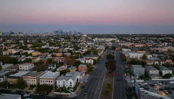 背景にヤシの木とダウンタウンとロサンゼルスの暑い夕日の景色 カリフォルニア アメリカのテーマ 美術写真 — ストック写真
