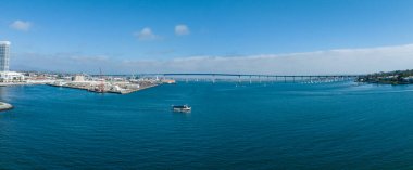 San Diego silueti ile Coronado Köprüsü 'nün Panorama hava görüntüsü, ABD.