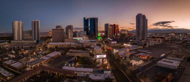 Las Vegas Şeridi 'nin panoramik hava manzarası. Nevada 'daki Güney Las Vegas Bulvarı' nda otel ve kumarhane yoğunluğuyla bilinir..