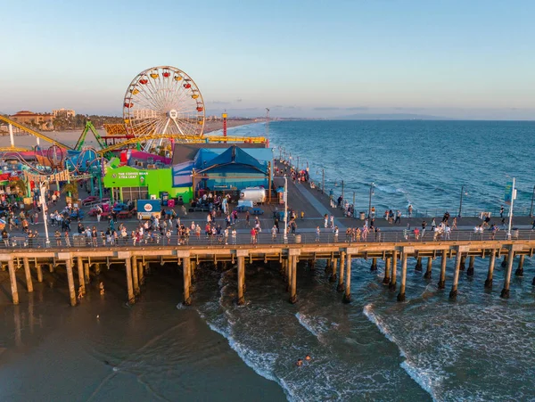 Berömd Santa Monica Pariserhjul Nöjespark Solnedgången Ljus Panoramautsikt Över Stranden — Stockfoto