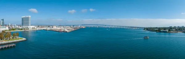 サンディエゴのスカイラインを持つコロナド橋のパノラマの空中ビュー — ストック写真