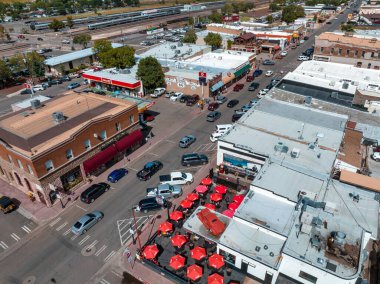 Williams, Arizona, ABD: 24 Ekim 2022: 66 numaralı ünlü 66. güzergahtaki şehirlerden biri olan Williams kovboy yolunun Aeria lview 'i