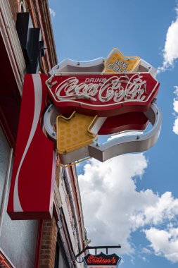 Williams, ABD. 16 Eylül 2022. Arkaplanda gökyüzü olan metin ve ok sembollü elektrikli tabela. Yazın Williams şehrindeki içki dükkanında yön tabelası asılıydı..