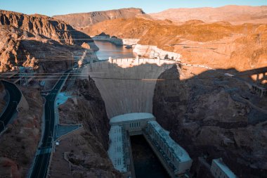 Nevada 'daki Görkemli Kanyonların Arch Köprüsü ve Hoover Barajı' nın Havadan Görünümü