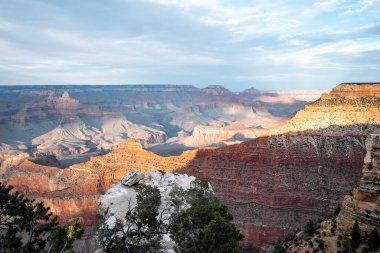 Arizona 'daki Grand Canyon Ulusal Parkı' nda Ufuk Gürültüsüne Karşı Güzel Rocky Manzarası