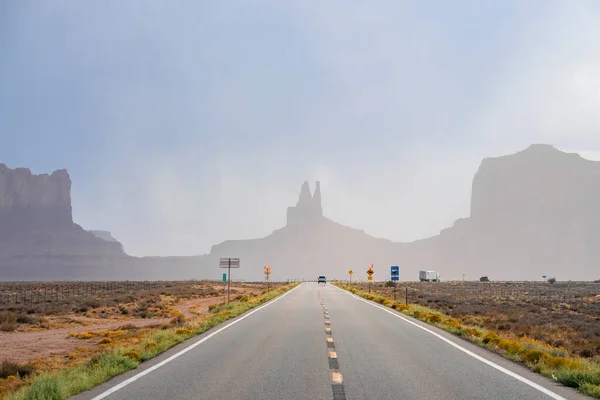 Highway Leading Geological Feature Monument Valley Desert Scenic View Landscape — Stock Photo, Image