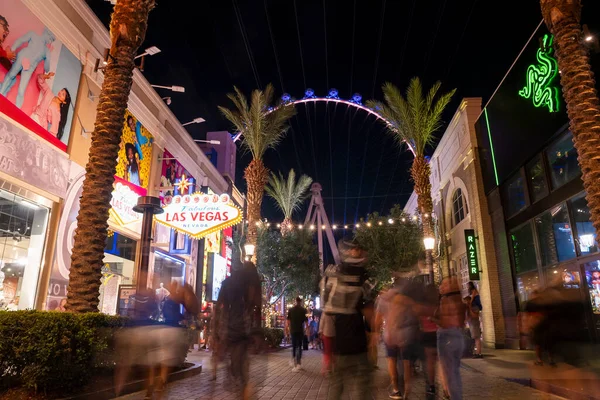 Las Vegas Usa Września 2022 Turyści Spacerujący Ulicą Wśród Oświetlonych — Zdjęcie stockowe
