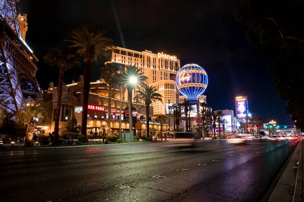 拉斯维加斯 2022年9月16日 被照亮的行星好莱坞和巴黎拉斯维加斯酒店的道路 拉斯维加斯的豪华赌场 夜间背景是漆黑的天空 — 图库照片