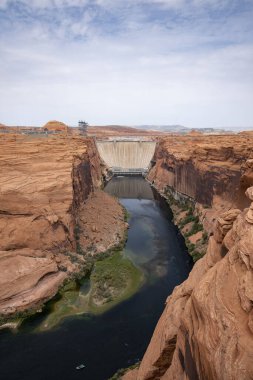Yazın, Arizona 'da Bulutlu Gökyüzüne karşı Görkemli Kanyonların ortasındaki Glen Kanyon Barajı ve Colorado Nehri' nin Havadan Görünümü
