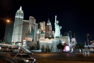 Las Vegas, ABD. 16 Eylül 2022. New York, New York, New York Otel ve Kumarhanesi 'nde, Özgürlük Anıtı' nın ve hız treninin oradaki araçlar. Gece boyunca Las Vegas 'ta aydınlık binalar.