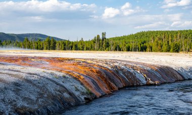 Ateş Deliği 'nin güzel jeotermal manzaradaki manzarası. Midway Gayzer Havzası 'nda desenli yüzey. Yazın Yellowstone Ulusal Parkı 'nda ünlü bir gezi..