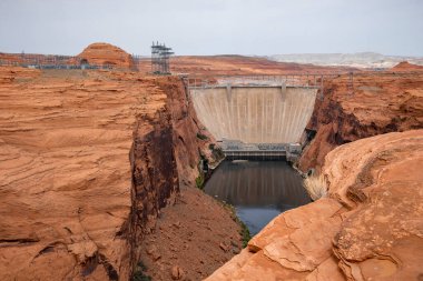 Colorado Nehri üzerindeki kemer köprüsünün, Glen Kanyonu Barajı 'ndaki Rocky Manzarası' nın ortasındaki insansız hava aracı görüntüsü