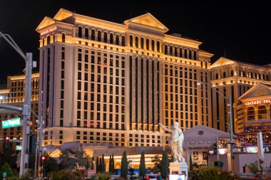 Las Vegas, ABD. 16 Eylül 2022. Güzel Aydınlatılmış Sezarlar Sarayı Oteli ve Kumarhanesi. Heykel gece vakti dışarıda dekore edilmiş. Las Vegas 'ın ünlü turistik merkezi..