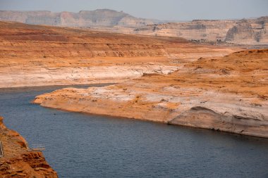 Arizona 'daki Glen Kanyonu Barajı' ndaki Rocky Dağları 'nın ortasındaki Colorado Nehri' nin Hava ve Huzurlu Manzarası