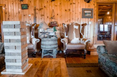  Tahta blok oyunu, tahta kulübedeki sandalye ve kanepelerle çevrili masada. Ünlü Yellowstone Ulusal Parkı 'ndaki 6 çiftlik kalbinin lobisi..