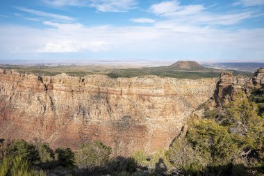 Yaz boyunca Arizona 'daki Grand Canyon Ulusal Parkı' nda Görkemli Kanyonlar ve Bulutlu Gökyüzü Manzarası