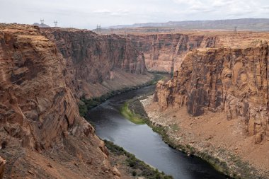 Arizona 'daki Glen Kanyonu Barajı' ndaki Görkemli Dağlar Arasında Kolorado Nehri 'nin Hava Görüntüsü