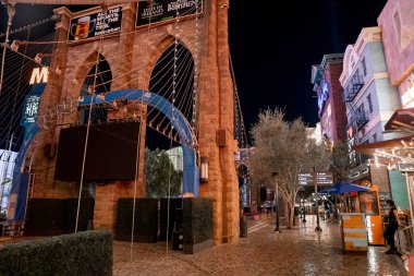 Las Vegas, ABD. 16 Eylül 2022. New York 'un kopyası, Las Vegas Bulvarı' ndaki Brooklyn Köprüsü. Gece boyunca arka planda karanlık gökyüzü olan ünlü şehirde turistik merkezli modern binalar..