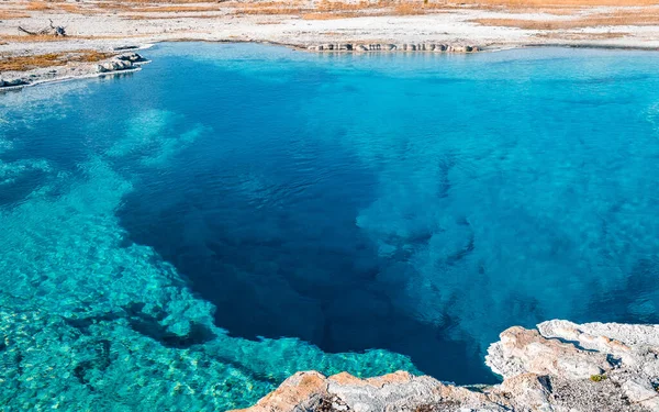 Hög Vinkel Närbild Sapphire Pool Med Himmel Bakgrunden Natursköna Blå — Stockfoto