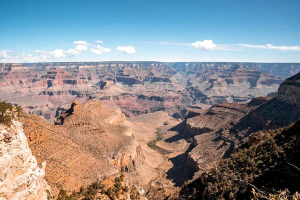 Güneşli bir günde Arizona 'daki Grand Canyon Ulusal Parkı' nda Güzel Rocky Dağları ve Mavi Gökyüzünün insansız hava aracı çekimi