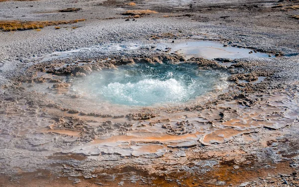 Forró Víz Forrásban Geotermikus Táj Közepén Yellowstone Park Gejzírjének Gőzkisugárzása — Stock Fotó