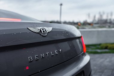 Bentley logosu. Arabanın üstünde Uçan B logosu. Bentley Motors Limited, İngiliz otomobil üreticisi.