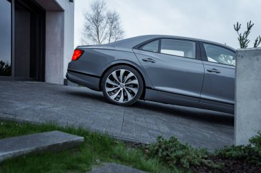 2022 Bentley Uçan Mahmuz V12. Üçüncü kuşak Flying Spur özel villaya yakın çekim yapıyor.. 