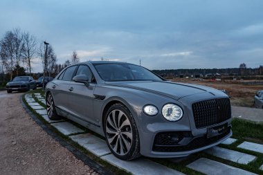 2022 Bentley Uçan Mahmuz V12. Üçüncü kuşak Flying Spur özel villaya yakın çekim yapıyor.. 