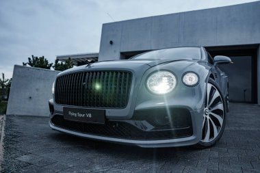 2022 Bentley Uçan Mahmuz V12. Üçüncü kuşak Flying Spur özel villaya yakın çekim yapıyor.. 