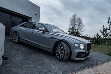 2022 Bentley Uçan Mahmuz V12. Üçüncü kuşak Flying Spur özel villaya yakın çekim yapıyor.. 