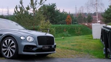 2022 Bentley Uçan Mahmuz V12. Üçüncü kuşak Flying Spur özel villaya yakın çekim yapıyor.. 