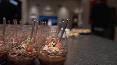 Siyah taş tabaklar üzerinde güzel kanepeler. Büfe masası. Sinema videosunda yemek servisi.