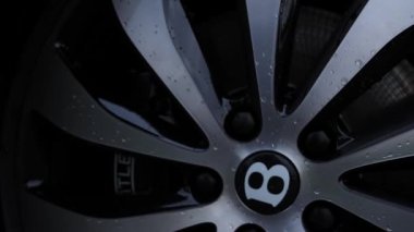 2022 Bentley Uçan Mahmuz V12. Üçüncü kuşak Flying Spur özel villaya yakın çekim yapıyor.. 