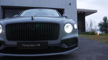 2022 Bentley Uçan Mahmuz V12. Üçüncü kuşak Flying Spur özel villaya yakın çekim yapıyor.. 