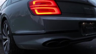 2022 Bentley Uçan Mahmuz V12. Üçüncü kuşak Flying Spur özel villaya yakın çekim yapıyor.. 