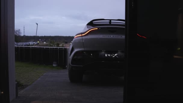 Aston Martins Első Terepjárója Dbx Közelkép Aston Martin 2022 Dbx — Stock videók